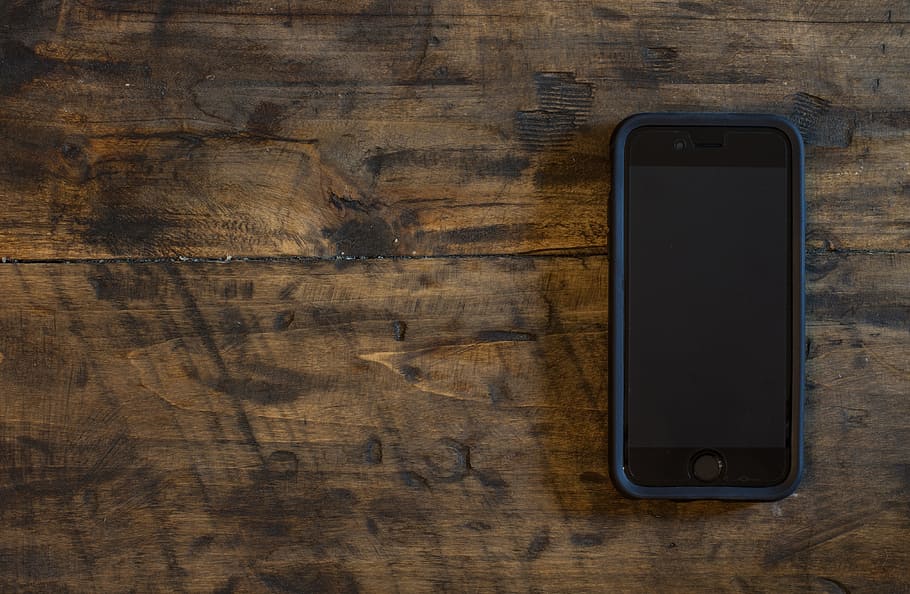 espai, gris, negre, cas, convertit, marró, fusta, pissarra, iphone 6, iphone, mac, escriptori, oficina, mòbil, tecnologia, smartphone, Internet, missatges de text, modern, pantalla, missatge, telèfon mòbil, telèfon intel·ligent, telèfon, material de fusta, cap gent, comunicació, a l'interior, primer pla, tecnologia sense fils, directament a sobre, dispositiu d’informació portàtil, connexió, taula, natura morta, còpia espai, pantalla tàctil, color negre, antiguitat, gra de fusta, en blanc, 4K