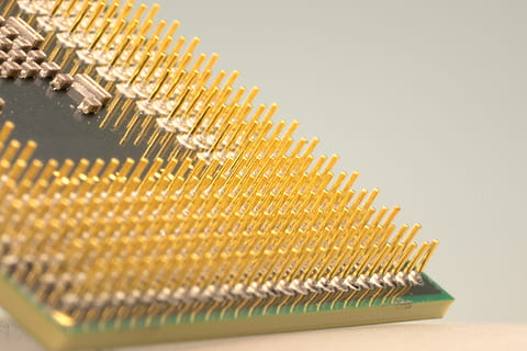 makro fotografi, computerprocessor, cpu, processor, makro, pen, pin, computer, elektronik, databehandling, chip, bestyrelse, kredsløb, pc, kontrolcenter, tilslutninger, Elektroteknik, komponent, teknologi, spor, data, elektrisk, komponenter, lommeregner, software, tæt, slot, studio skud, i en række, tæt på, indendørs, ingen mennesker, bestille, metal, stor gruppe af objekter, udstyr, stilleben, overflod, industri, mønster, nøjagtighed, computerchip, gentagelse, kopiere plads, farvet baggrund, forbindelse, sølvfarvet, 4K, CC0, offentligt domæne, royaltyfrie