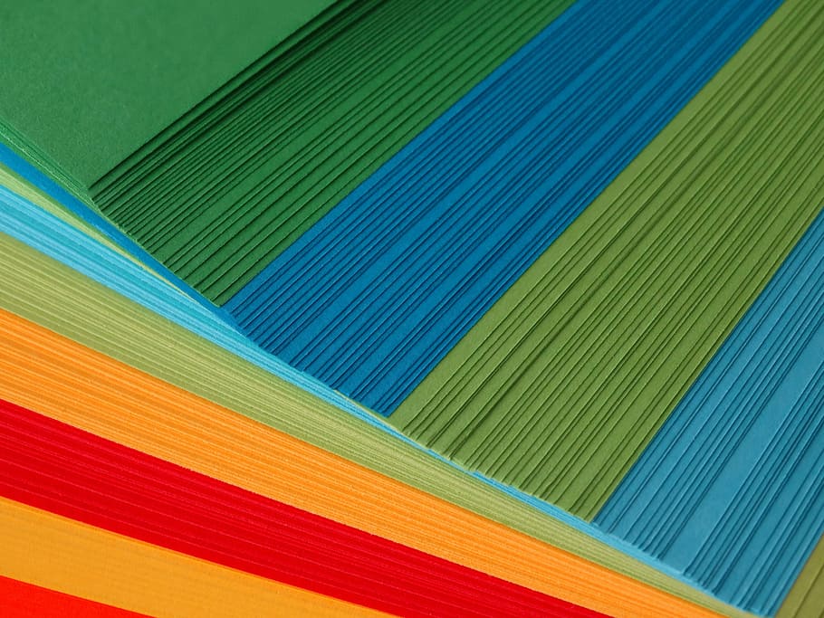Papier-, Stapel, farbig, Farbe, Papierstapel, buntes Papier, bunt, Hintergründe, grüne Farbe, gestreift, mehrfarbig, Muster, texturiert, Nahansicht, abstrakt, Blau, keine Leute, Kunst und Handwerk, Kreativität, Variation, Vollbild, rot, Kunst, Bildung, Wahl, drinnen, abstrakte Hintergründe, 5K
