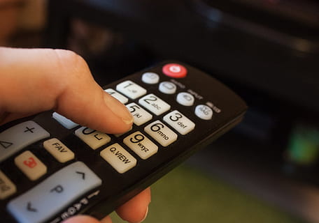 persoană, deținere, negru, la distanta, telecomandă, buton, televizor, presa, cifrele, umană, tastatura, Afaceri, tehnologie, împingând, a închide, finanţa, echipament, apasa butonul, partea corpului uman, număr, degetul uman, mână, o persoana, Control, comunicare, deget, selectiv, adult, vedere în unghi mare, Activitatea de agrement, calculat, 2K, CC0, domeniu public, fără drepturi de autor