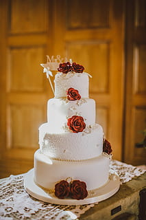 rund, hvid, blomster, 4-differentieret, fondant kage, 4-tier, 4- tier kage, rød, blomsteraccent, kage, bryllup, stak, Rose, sollys, lyse, dessert, sødt mad, sød, mad, mad og drikke, overbærenhed, indendørs, fristelse, fest, bagt, friskhed, bryllupskage, bord, stilleben, usund spisning, begivenhed, klar til at spise, ingen mennesker, fokus på forgrunden, julekage, lagdelt, 5K, CC0, offentligt domæne, royaltyfrie
