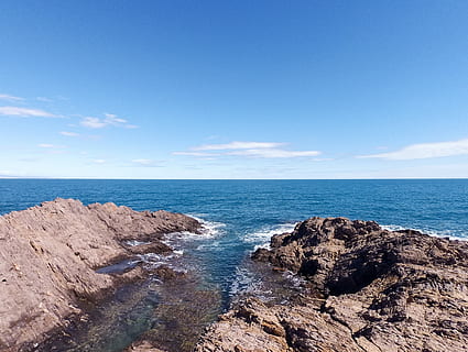 korale na morzu, korale, morze, Natura, niebieski, plaża, linia brzegowa, woda, niebo, krajobraz, scenics, rock - obiekt, żadnych ludzi, lato, fala, na dworze, horyzont nad wodą, pejzaż morski, piękno natury, scenics - natura, spokój, horyzont, spokojna scena, skała, wylądować, solidny, dzień, idylliczny, chmura - niebo, skaliste wybrzeże, 4K, CC0, domena publiczna, darmowe zdjęcia