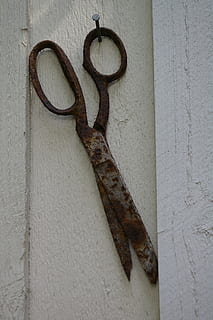 Schere, Rost, verrostet, alt, rostig, Metall, Wandbau - Funktion, keine Leute, Holz - Material, Nahansicht, Arbeitsgerät, Tag, Werkzeug, Handwerkzeug, Sicherheit, verwittert, drinnen, Schutz, hängend, gebaute Struktur, einzelnes Objekt, Nagel, 2K, CC0, gemeinfrei, lizenzfrei