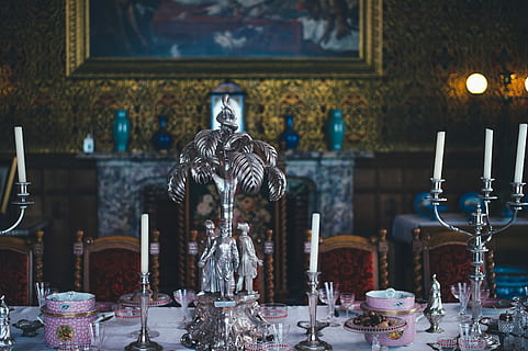 impostazioni della tabella argenteria, grigio, Candelieri, bianca, candele, tavolo, dentro, camera, candela, argento, camino, candelabro, bicchiere, luce, mantello, piatto, tovaglia, eredità, cenare, cena, argenteria, dimora, arte e artigianato, nessuno, rappresentazione, concentrarsi sulle conoscenze acquisite, scultura, in casa, portacandele, creatività, attrezzatura per l'illuminazione, rappresentazione umana, mestiere, statua, posto a sedere, architettura, decorazione, attività commerciale, lampada elettrica, 4K, CC0, dominio pubblico, privo di copyright