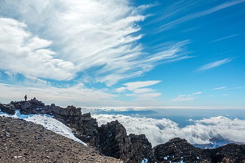 núvols, cel, muntanya, vall, pic, cim, gent, home, alpinista, a l'aire lliure, aventura, vista, núvol - cel, escenics - natura, bellesa a la natura, neu, hivern, temperatura de fred, naturalesa, Serra, medi ambient, escena tranquil·la, paisatge, tranquil·litat, blau, dia, cap gent, rock, muntanya nevada, cim de muntanya, 5K, CC0, domini públic, lliure de regalies