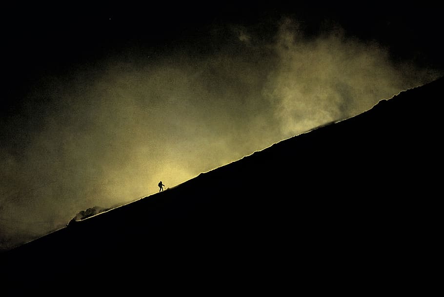persona, caminar, cap a, muntanya, pic, cim, superior, sol, la soledat, alpinista, alpinisme, muntanyes, gel, glacera, senderisme, trekking, escalador, escalada en roca, cordes, arnès, protecció, escalada, paret empinada, hivern, neu, esport, acció, silueta, cel, vista d’angle baix, núvol - cel, bellesa a la natura, escenics - natura, naturalesa, tranquil·litat, a l'aire lliure, cap gent, escena tranquil·la, fosc, medi ambient, còpia espai, posta de sol, temes d'animals, nit, paisatge, 2K