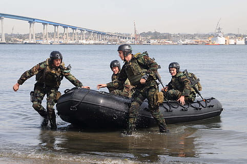 armată, călărie, barca gonflabila, barcă, lucru in echipa, Instruire, exercițiu, militar, paletă, concurență, rezistență, fitness, împreună, unitate, muncă, misiune, forte armate, Marines, armă, infanterie, război, oameni, apă, navă nautică, grup de oameni, transport, mare, bărbați, natură, sportiv, sub apă, adult, zi, scufundări, mijloc de transport, bleumarin, sport acvatic, tânăr adult, arhitectură, în aer liber, 4K, CC0, domeniu public, fără drepturi de autor