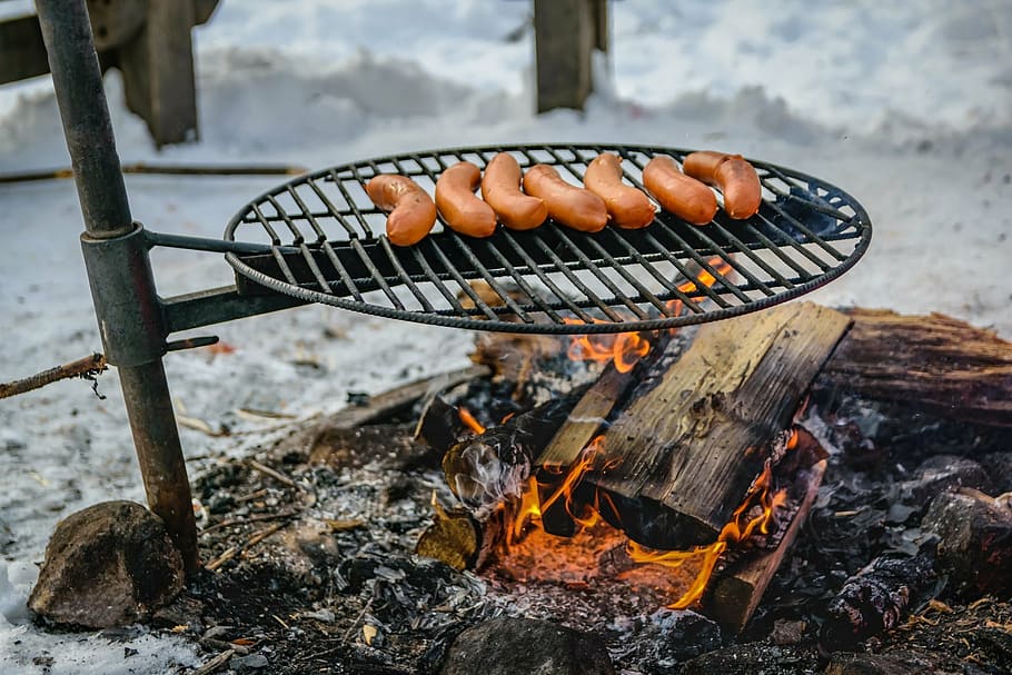 pølse på grillen, lejrbål, lejr, flammer, ild, flamme, brænde, hed, vinter, Camping, grill, grillet, varme - temperatur, forberedelse, mad og drikke, kul, brænding, pølse, mad, brand - naturligt fænomen, kød, friskhed, natur, fokus på forgrunden, ingen mennesker, udendørs, træ - materiale, forbereder mad, bål, hotdog, snack, 1080P