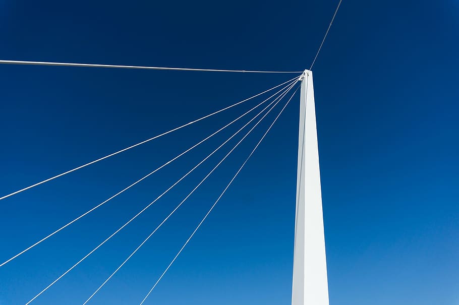 blanc, pol, gris, cordes, blau, cel, concret, torre, publicació, cable, electricitat, transport, connexió, pont - estructura feta per l'home, velocitat, recta, a l'aire lliure, ciutat, cel clar, pista de vapor, naturalesa, núvol - cel, cap gent, medi ambient, Color blanc, volant, pont, moviment, arquitectura, estructura construïda, dia, manera de transport, vent, veler, 4K