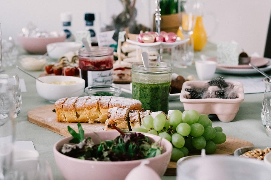 lavede mad, grøntsager, skål, tæt på, fotografering, assorteret, fødevarer, bord, ferie, påske, morgenmad, aftensmad, spise, mad og drikke, mad, sund kost, frugt, ingen mennesker, friskhed, velvære, indendørs, selektiv fokusering, glas, jul, grøntsag, valg, husholdningsudstyr, variation, fest, drikkeglas, måltid, urt, fransk mad, 5K