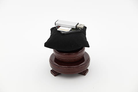 Daten, Platte, SD-Karte, Siehe Karte, USB-Stick, USB, Stock, Digital, Speichermedium, Datenspeicher, Erinnerung, Hardware-, weißer Hintergrund, Studioaufnahme, drinnen, keine Leute, Finanzen, ausgeschnitten, Technologie, Währung, Nahansicht, schwarze Farbe, Ersparnisse, Container, High Angle View, kopieren sie platz, Stillleben, Papiergeld, Kreativität, Flasche, Deckel, einzelnes Objekt, 5K, CC0, gemeinfrei, lizenzfrei