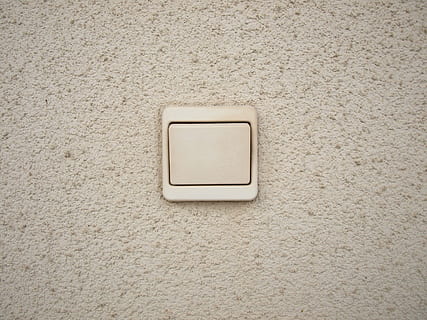 beige, le bouton de l'interrupteur, béton, surface, commutateur, interrupteur marche / arrêt, lumière, mur, texture, blanc, les façades, construction de murs, arrière-plans, électricité, personne, interrupteur, texturé, structure construite, modèle, architecture, à l'intérieur, forme, Forme géométrique, contrôle, fermer, couleur blanche, rugueux, lien, bouton poussoir, La technologie, équipement électrique, source de courant, 2K, CC0, domaine public, libre de droits