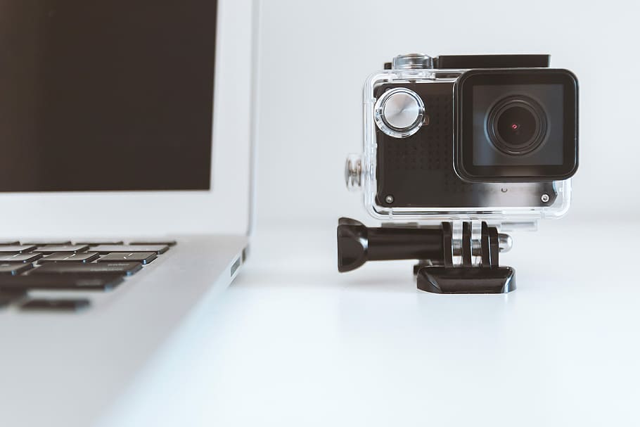 negre, càmera d’acció, al costat, blanc, portàtil, a més, càmera, tecnologia, equipament, gopro, len, vídeo, mac, MacBook, quadern, foto, treballar, esport, ordinador, a l'interior, comunicació, càmera - equip fotogràfic, temes de fotografia, primer pla, tecnologia sense fils, cap gent, connexió, modern, tir de l'estudi, equips informàtics, còpia espai, lent - instrument òptic, lent - ull, color plata, pantalla de cristall liquid, teclat, càmera digital, 4K