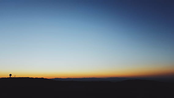 foto di silhouette, albero, tramonto, montagna, blu, nuvole, cielo, paesaggio, natura, Paesaggi, silhouette, scena tranquilla, la tranquillità, cielo sereno, bellezza nella natura, scenics - natura, ambiente, copia spazio, nessuno, idilliaco, orizzonte, colore arancione, orizzonte sopra terra, all'aperto, 2K, CC0, dominio pubblico, privo di copyright