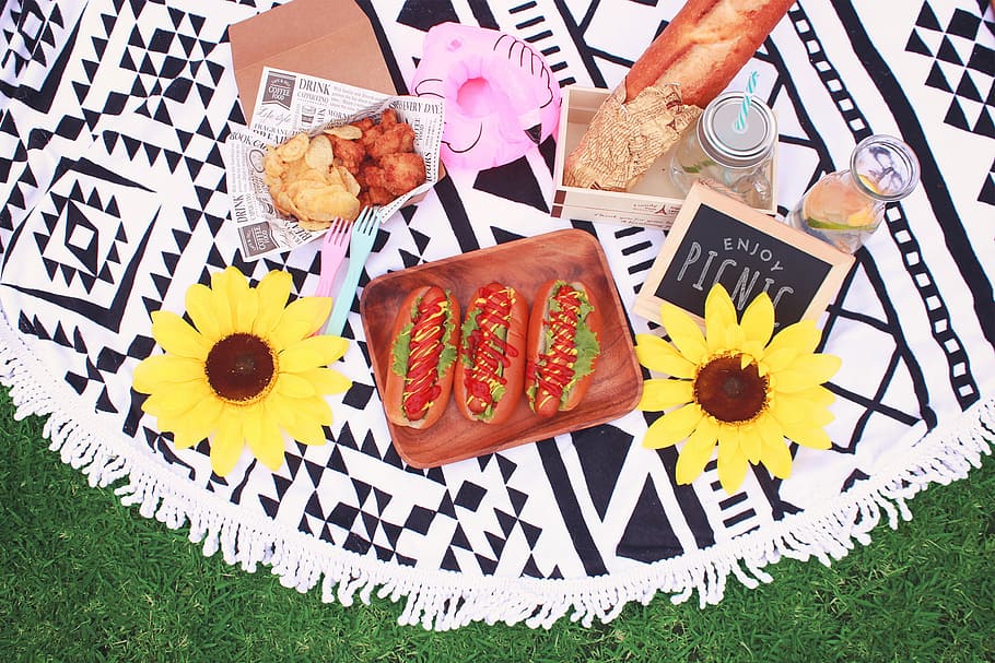tre, panini hot dog, crocchette di pollo, patatine fritte, baguette, stuoia da picnic, hot dog, panini, picnic, stuoia, fiore, testo, vista dall'alto, nessuno, avvicinamento, giorno, freschezza, pianta fiorita, pianta, cibo e bevande, cibo, piatto, natura morta, pronto a mangiare, giallo, mangiare sano, frutta, erba, benessere, natura, tavolo, testa di fiore, 1080P
