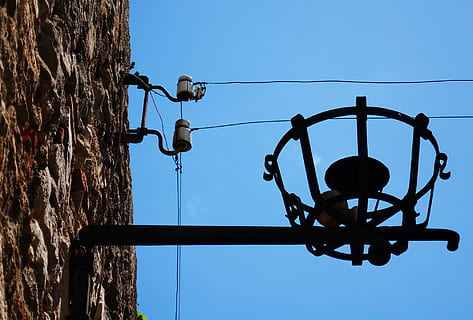 Draht, Licht, Lampe, Beleuchtung, Draht Licht, Lichtmast, alt, Fokus, Strahler, Lampen, Elektrizität, Kabel, Stromleitung, Verbindung, Silhouette, Technologie, Himmel, Flachwinkelansicht, klarer Himmel, Natur, Tag, Blau, hängend, Seil, Freizeitbeschäftigung, draußen, Gruppe von Leuten, gebaute Struktur, Lebensstile, Männer, Sicherheit, Abenteuer, Menschen, Netzteil, 1080P, CC0, gemeinfrei, lizenzfrei