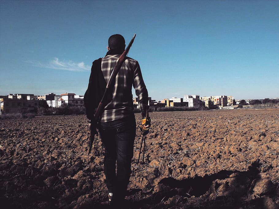 home, negre, plaid, camisa de vestir, fletxes, arc, edificis, núvols, la llum del dia, desert, Agricultura, paisatge, a l'aire lliure, persona, cel, sòl, ciutat, caminar, desgast, una persona, vista del darrere, de peu, persones reals, longitud completa, arquitectura, naturalesa, estils de vida, exterior de l'edifici, terra, homes, roba casual, activitat d'oci, llum solar, estructura construïda, dia, adult, 2K