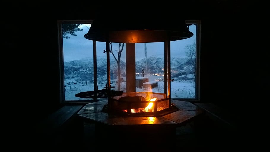 flames, acollidor, grue, finestra, a l'interior, cap gent, flama, indústria, arquitectura, cremant, foc, calor - temperatura, naturalesa, il·luminat, foc - fenomen natural, equips d’il·luminació, llum elèctrica, llar de foc, vela, tranquil·litat, taula, absència, menjar i beguda, habitació domèstica, 2K