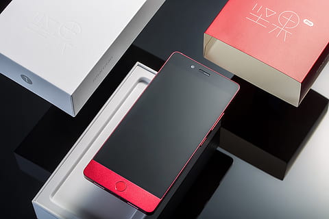 mobil, telefon, boks, gadget, touchscreen, mobiltelefon, elektronisk, apparat, teknologi, meddelelse, studio skud, ingen mennesker, trådløs teknologi, indendørs, tæt på, høj vinkel visning, rød, gruppe af objekter, digital tablet, forbindelse, hjerte form, forretning, positive følelser, smart telefon, skærm, kontor, papir, touch screen, note pad, 5K, CC0, offentligt domæne, royaltyfrie