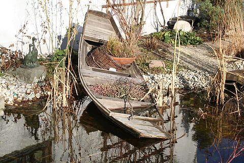 arrencada, vell, kahn, fugida, trencat, naufragis, estany, aigua, reflexió, planta, llac, naturalesa, estructura construïda, dia, cap gent, arquitectura, arbre, material de fusta, transport, pont, abandonat, obsoleta, tranquil·litat, a l'aire lliure, connexió, creixement, pont - estructura feta per l'home, passarel·la, deteriorament, 1080P, CC0, domini públic, lliure de regalies