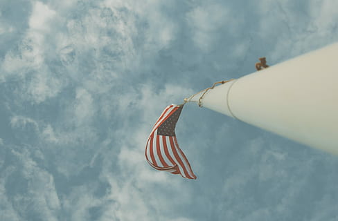 Amerika, hævet, flag, flagstang, himmel, Sky, stjerner og striber, amerikansk flag, USA, Merica, amerikansk, patriotisk, forenet stat, stribet, patriotisme, sky - himmel, dag, en person, natur, menneskelig kropsdel, menneskelig hånd, hånd, udendørs, lav vinkel visning, flyvende, stolthed, emotion, uafhængighed, nationalt ikon, 1080P, CC0, offentligt domæne, royaltyfrie