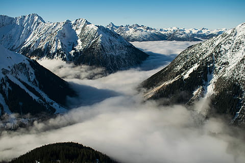 Munte, acoperit, snoe, zăpadă, nor, aburi, ceaţă, scenice - natura, temperatura rece, iarnă, de munte, cer, frumusețe în natură, o scenă liniștită, un munte acoperit de zăpadă, mediu inconjurator, liniște, natură, plantă, peisaj, copac, nici o persoana, teren, nor - cer, varf de munte, în aer liber, Brad, conifer, 5K, CC0, domeniu public, fără drepturi de autor