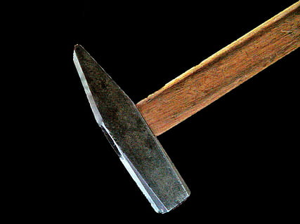 grigio, Marrone, piccone, martello, strumento, lavoro, mestiere, laboratorio, metallo, artigiani, ferro, lavori, arma, singolo oggetto, strumento di lavoro, color argento, coltello da cucina, girato in studio, acciaio, avvicinamento, nessuno, sfondo nero, acuto, in casa, coltello - arma, lega, legno - materiale, lama, ritagliare, storia, arte e artigianato, antico, vecchio, ornato, Sega a mano, 2K, CC0, dominio pubblico, privo di copyright