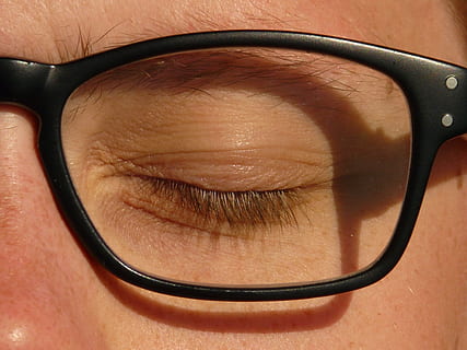 persona, portar, negre, emmarcat, ulleres, ull, gots, pell, cara, dormir, ombra, pestanyes, parpella, part del cos, part del cos humà, primer pla, adult, gent, mig adult, dones, rostre humà, a l'interior, persones reals, marró, marc complet, dones de mitjana edat, primer pla extrem, ull humà, femelles, cabell humà, 2K, CC0, domini públic, lliure de regalies