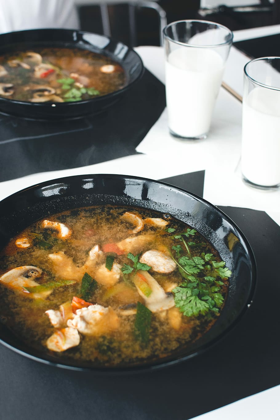 extremadament, calenta, sopa tailandesa, tailandès, sopa, menjar, vegetals, sopar, gourmet, calor - temperatura, dinar, cuinar, vaixella, cuit, cultures, menjar i beguda, bol, a l'interior, alimentació saludable, frescor, llest per menjar, taula, benestar, equipament per a la llar, cap gent, estri de cuina, primer pla, vista d’angle alt, natura morta, beure, vidre, menjar japonès, decorar, 5K