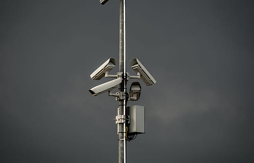 vigilância, Câmera, torre, postar, tecnologia, câmera de segurança, ninguém, copie o espaço, pólo, cinzento, segurança, tiro do estúdio, metal, comunicação, temas de fotografia, protecção, dia, fundo cinza, câmera - equipamento fotográfico, cor preta, ao ar livre, equipamento de iluminação, câmera de vídeo doméstico, 5K, CC0, domínio público, royalty free