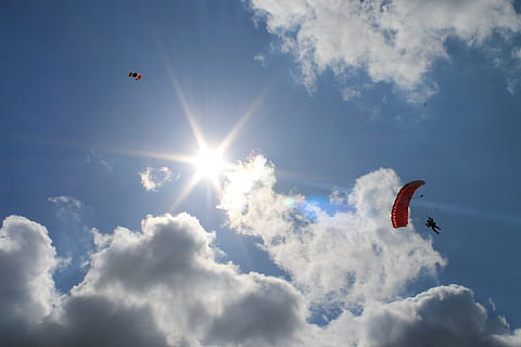 paracaídas, cielo, saltando, flotador, aire, volador, azul, nubes, verano, nube - cielo, Deportes extremos, aventuras, naturaleza, transporte, luz del sol, día, deporte, vista de ángulo bajo, actividad de ocio, belleza en la naturaleza, libertad, parapente, rayo de sol, alegría, Dom, al aire libre, paracaidismo, rastro de vapor, 4K, CC0, dominio público, libre de derechos