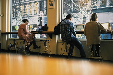tre, personer, sitter, barkrakker, person, avføring, sete, bord, menn, innendørs, voksen, gruppe med folk, full lengde, samvær, vennskap, mennesker, stol, ung voksen, mat og Drikke, kvinner, unge menn, vindu, drikke, uformelt antrekk, parforhold, 4K, CC0, offentlig domene, opphavsrett gratis