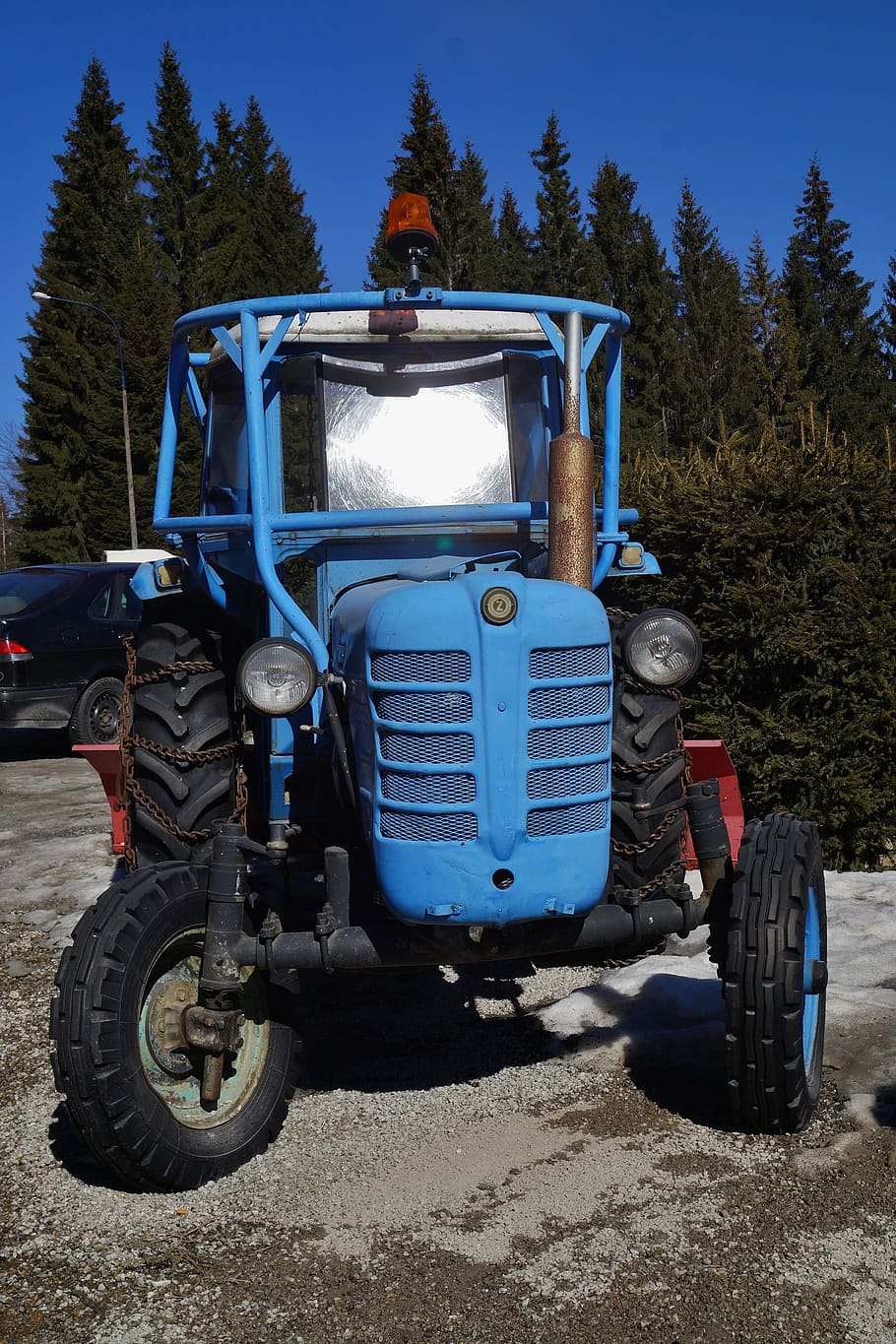 tractor, zetor, oldtimer, màscara, vell, camp, transport, blau, vista frontal, arbre, cel, a l'aire lliure, manera de transport, vehicle terrestre, estacionari, terra, naturalesa, dia, planta, carretera, llum solar, cap gent, aparcament, viatjar, automòbil, roda, 2K