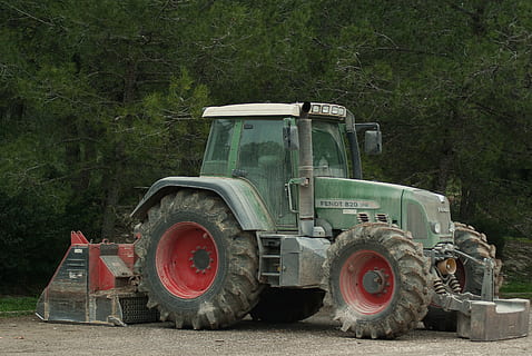 site, tracteur, bâtiment, machine de construction, machinerie, véhicule terrestre, équipement, agriculture, saleté, en plein air, ferme, transport, mode de transport, matériel agricole, arbre, journée, plante, terre, machines agricoles, personne, champ, la nature, Stationnaire, forêt, véhicule terrestre commercial, un camion, industrie, pneu, roue, 4K, CC0, domaine public, libre de droits