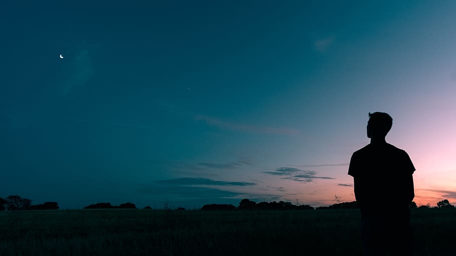 silueta, muž, hledá, hvězda, západ slunce, silueta fotografie, stojící, v hlavních rolích, měsíc, fotografování, nebe, lidé, muži, venku, Příroda, podsvícený, jedna osoba, samota, soumrak, osamělost, zpětný pohled, ženy, duchovno, skutečných lidí, životního stylu, volnočasové aktivity, krása v přírodě, klid, klidné scény, přistát, mrak - nebe, emoce, pole, scenics - příroda, při pohledu na pohled, 4K