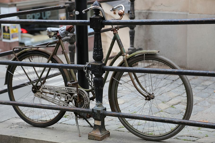 cicle, ciutat, cadena, vell, rovellat, bicicleta, transport, mode de transport, vehicle terrestre, estacionari, viatjar, manera de transport, roda, arquitectura, dia, barana, cap gent, estructura construïda, metall, a l'aire lliure, aparcament, centrar-se en primer pla, exterior de l'edifici, va parlar, 1080P