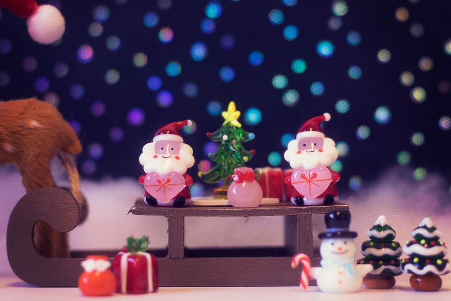mělký, zaostřovací fotografie, dva, santas, sněhulák, jezdectví, postavy saní, mělké zaměření, fotografování, čísla, Vánoce, dekorace, oslava, zimní, dar, Dovolená, sezóna, cookie, nikdo, svíčka, uvnitř, vánoční dekorace, noc, astrologie znamení, událost, vánoční strom, dovolená - akce, rostlina, strom, figurka, sladké jídlo, sladký, vánoční osvětlení, vánoční ozdoba, pečený, savec, Nový Rok, 1080P