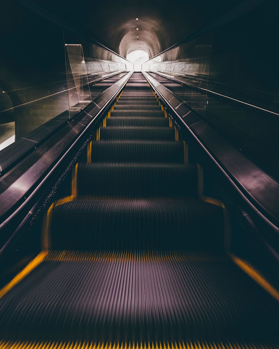 llum, fosc, passos, borrós, portar, escala mecànica, a l'interior, ascensor, llarg, modern, ferrocarril, amunt, barana, escala, el camí a seguir, passos i escales, direcció, arquitectura, il·luminat, comoditat, transport, tecnologia, estructura construïda, connexió, vista d’angle baix, perspectiva decreixent, cap gent, buit, futurista, passarel·la en moviment, 4K