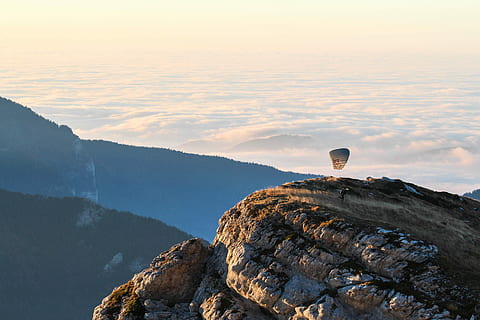hånd svæveflyvning, top, klippeformationer, silhuet, bjerge, skyhimmel, hånd, På toppen, klippe, formationer, Sky, himmel, natur, bjerg, scenics, fugl, landskab, flyvende, udendørs, et dyr, dyr i naturen, dyre temaer, dyreliv, skønhed i naturen, scenics - natur, rock-objekt, solid, ro, rolig scene, sky - himmel, ikke-urbane scene, solnedgang, ingen mennesker, idyllisk, bjergkæde, rock formation, dag, fjern, bjergtop, 4K, CC0, offentligt domæne, royaltyfrie