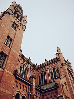 roșu, beton, construirea unei fotografii cu unghi mic, lung, unghi de fotografiere, maro, castel, structuri, clădire, arhitectură, cărămidă, fereastră, gotic, exteriorul clădirii, Europa, turn, biserică, construită, istorie, faţadă, vechi, loc faimos, arhitectura și clădirile, scenă urbană, oraș, religie, destinații de călătorie, vedere unghiulară joasă, cer, cer senin, trecutul, natură, lăcaș de cult, credință, spiritualitate, nici o persoana, zi, spațiu copie, în aer liber, 4K, CC0, domeniu public, fără drepturi de autor