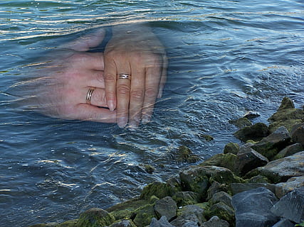 antes, casar, amor, anel de noivado, juntos, conectividade, agua, pessoas reais, mar, parte do corpo humano, mão humana, mão, Rocha, uma pessoa, estilos de vida, natureza, sólido, rock - objeto, atividade de lazer, dia, parte do corpo, mulheres, beleza na natureza, adulto, dedo, 1080P, CC0, domínio público, royalty free