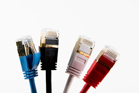réseau, câble patch, rj-45, rj45, traitement de l'information, câbles de réseau, ethernet, câble LAN, connecteur réseau, pièce, paire torsadée, câble d'ordinateur, l'Internet, fond blanc, réseau informatique, prise de vue en studio, prise de connexion réseau, La technologie, personne, câble, lien, coupé, fermer, métal, rouge, la communication, Technologie sans fil, à l'intérieur, ordinateur, super gros-plan, couleur argentée, 2K, CC0, domaine public, libre de droits