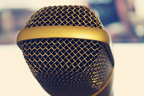 Audio, mic, microfono, musica, attrezzatura, emittente, dispositivo di input, concentrarsi sulle conoscenze acquisite, avvicinamento, cultura artistica e intrattenimento, singolo oggetto, in casa, nessuno, messa a fuoco selettiva, prestazione, tecnologia, modello, bere, assenza, temperatura fredda, attrezzatura per la registrazione del suono, color oro, cappello, 4K, CC0, dominio pubblico, privo di copyright