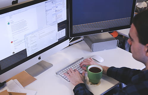 persona, nero, a maniche lunghe, camicia, davanti, argento imac, utilizzando, tastiera magic apple, digitando, computer, scrivania, ufficio zappa, ufficio, alunno, avviare, attività commerciale, persone, studenti, strategia, lavoro, tecnologia, azienda, aziendale, comunicazione, giovane, Piano, marketing, professionale, pianificazione, Internet, progetto, il computer portatile, presentazione, web, display, tenere sotto controllo, digitale, elettronico, moderno, multimedia, tavolo, uomini, occupazione, persone reali, tazza, mobilia, adulto, connessione, attrezzatura informatica, schermo del computer, tecnologia wireless, uomo d'affari, bere, usando il computer, tastiera, 2K, CC0, dominio pubblico, privo di copyright