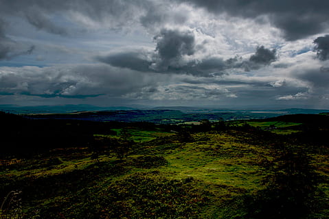 aereo, guarda la fotografia, verde, foresta, natura, erba, alberi, cielo, nuvole, nuvola - cielo, paesaggio, Paesaggi, collina, all'aperto, Cloudscape, scenics - natura, ambiente, scena tranquilla, la tranquillità, bellezza nella natura, nessuno, scena non urbana, pianta, terra, colore verde, albero, tempesta, giorno, cielo drammatico, infausto, 1080P, CC0, dominio pubblico, privo di copyright