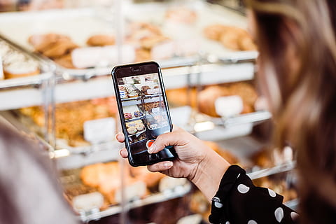 vrouw, nemen, weergave van fotomateriaal, bezit, capturing, brood, Iphone 6, voedsel, mensen, volwassen, Kaukasische etniciteit, vrouwtjes, mobiele telefoon, slimme telefoon, eten en drinken, kleinhandel, alleen vrouwen, alleen volwassenen, binnenshuis, op te slaan, technologie, communicatie, fotografie thema's, fotograferen, fotoberichten verzenden, selectieve aandacht, menselijk lichaamsdeel, Draadloze technologie, activiteit, draagbaar informatie-apparaat, menselijke hand, hand-, buying, consumentisme, 4K, CC0, publiek domein, royaltyvrij