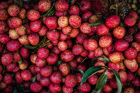 fructe roșii, rundă, roșu, fructe lot, fruct, verde, model, textură, mancare si bautura, alimente, mâncat sănătos, bunăstare, prospeţime, cadru complet, grup mare de obiecte, nici o persoana, abundenţă, piaţă, a închide, fundaluri, natură moartă, boabe de fructe, lychee, direct deasupra, de vânzare, suculent, copt, 4K, CC0, domeniu public, fără drepturi de autor