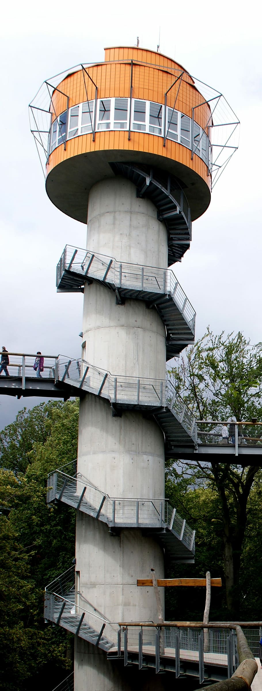 turn, vârful copacului, cale, vedere, treapta trecatoare, thuringia germany, pădurea din Turingia, vedere îndepărtată, perspectivă, vizitatori, industrie, zi, exteriorul clădirii, tehnologie, arhitectură, nici o persoana, construită, cer, natură, vedere unghiulară joasă, plantă, în aer liber, copac, nor - cer, oraș, combustibil și generarea de energie electrică, Afaceri, destinații de călătorie, comunicații globale, 2K