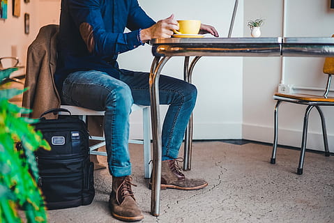person, sidder, bedrift, gul, te kop, mand, iført, blå, kjole skjorte, denim, monteret, jeans outfit, hvid, stol, sidder ved bordet, bord, kop, kaffe, ben, en person, voksen, afslappet tøj, sæde, lavt afsnit, krus, fuld længde, sko, drikke, kaffekop, kaffe - drikke, livsstil, fritidsaktivitet, mad og drikke, jeans, 4K, CC0, offentligt domæne, royaltyfrie