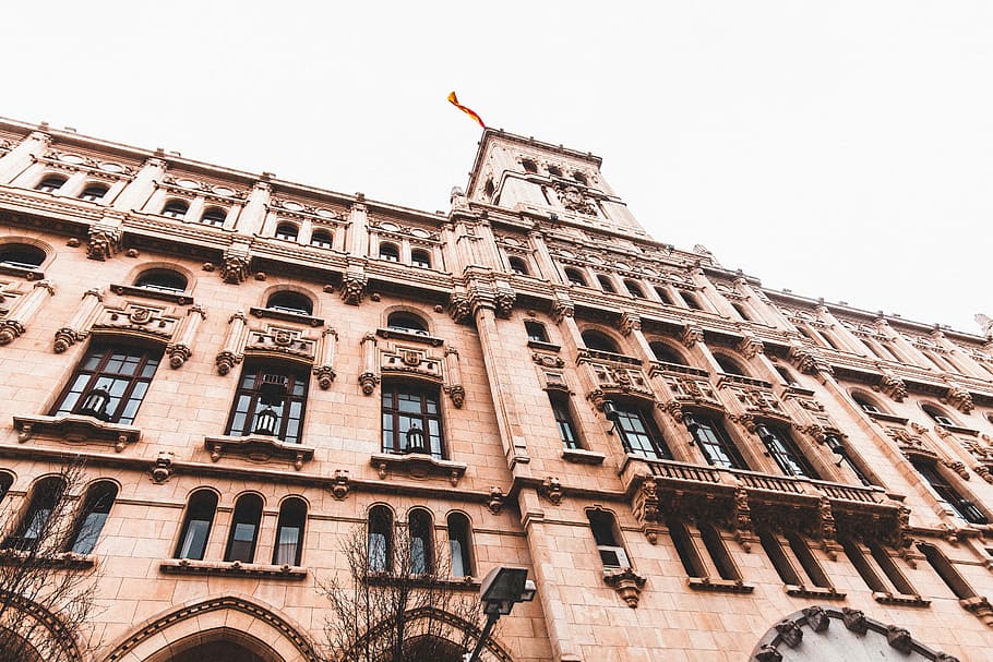 tersesat di madrid, fotografi sudut rendah, coklat, bangunan batu, bangunan, Arsitektur, fasad, tua, kota, eksterior bangunan, struktur yang dibangun, tampilan sudut rendah, jendela, tujuan wisata, pariwisata, tidak ada orang, perjalanan, langit, hari, sejarah, masa lalu, langit cerah, alam, di luar rumah, gaya gothic, Apartemen, 5K